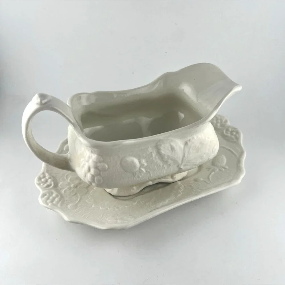 Vtg Burleigh Davenport White Strawberry Leaf Gravy Sauce Boat W/Underplate Dish